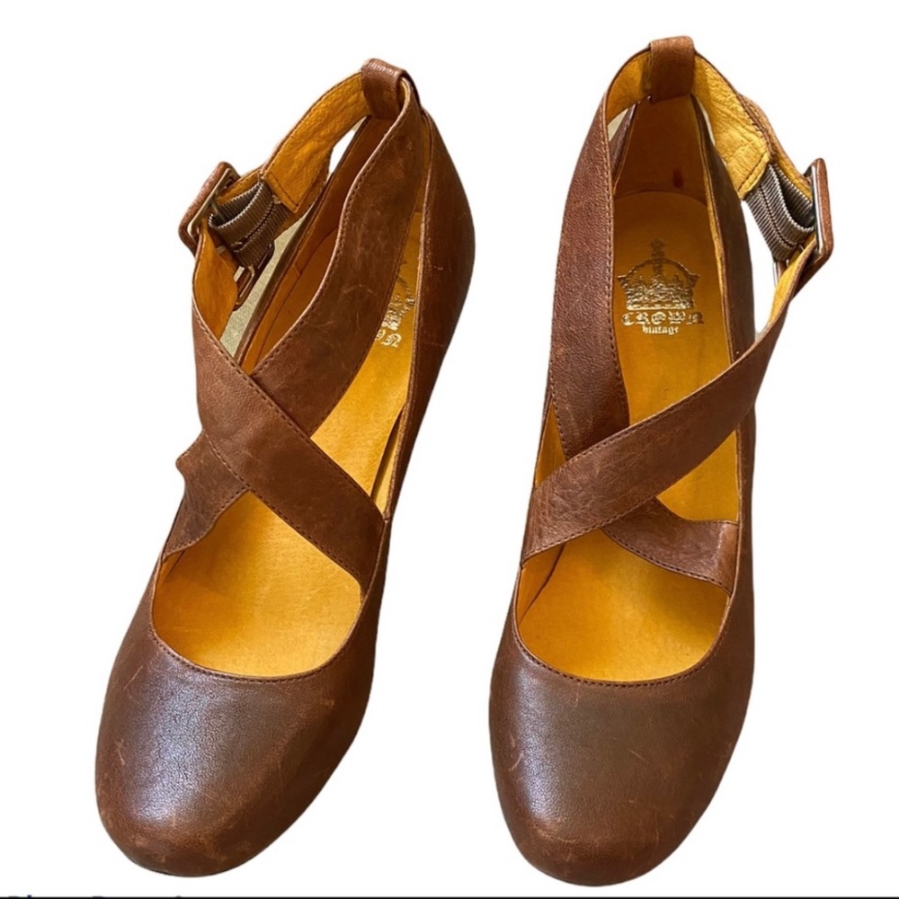 Crown vintage distressed leather round toe pumps